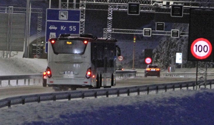 Linje 600 på E39 i Endelausmarka på veg til Lagunen og Bergen sentrum. (Foto: Kjetil Vasby Bruarøy)