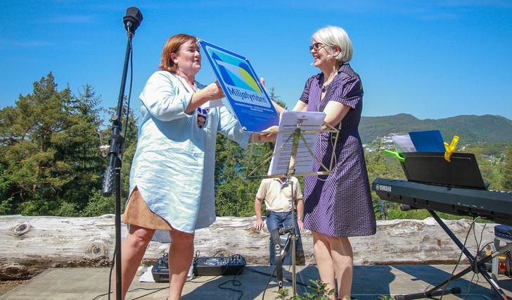 Ordførar Trine Lindorg overrekte Miljøfyrtårn-prisen til dagleg leiar ved Ravneberghaugen, Ranveig Klingsheim. (Foto: ØH)