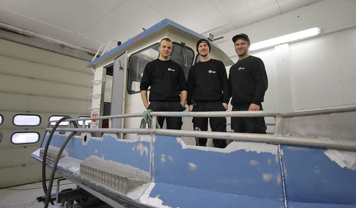F.v.: Morten Tøsdal, Kristian Nordstrønen Aagaard og Joakim Nordstrønen i ein av dei to nye arbeidsbåtane til firmaet. (Foto: Kjetil Vasby Bruarøy)