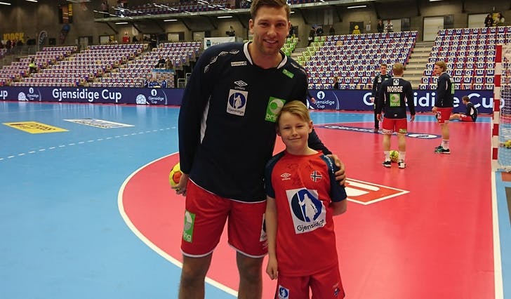 Landslagsstjerna Harald Reinkind møtte sin minihåndballgutt, Mathias Aadland frå Os, før kampen i Sotra Arena torsdag (foto: Andris Hamre)