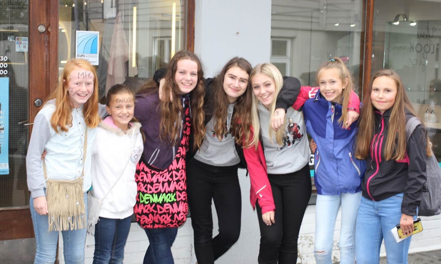 Julie, Elise, Camilla, Jana, Lise, Anniken, Anniken var på Flesland fredag for å ta imot M & M (foto: Andris Hamre)