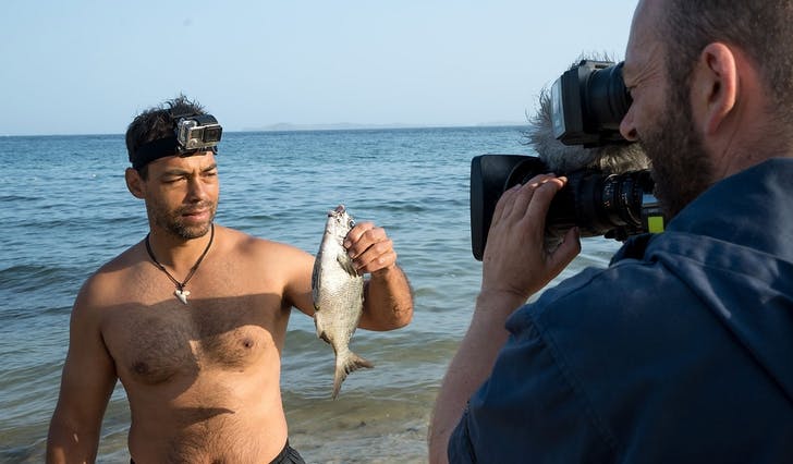 Korleis fekk Erik Walden tak i fisk? Det kan du sjå når realityserien «Øya» blir sendt måndagane frå 1. januar. (Foto: TV2)&nbsp;