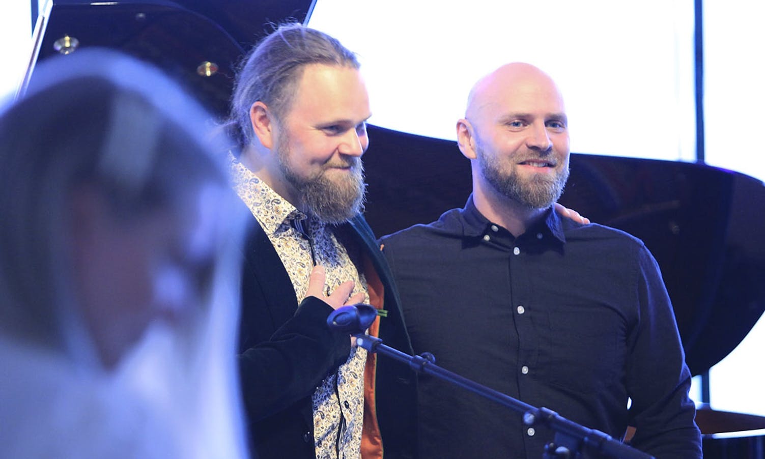 Eirik og Tore Christer tok imot solid applaus frå utselt sal. (Foto: Kjetil Vasby Bruarøy)