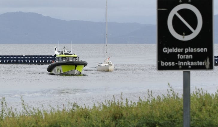 Litt før klokka 17 i går kom seglbåten til hamn. Båtførar var då tatt om bord i ambulansebåt for transport til legevakt for blodprøve. (Foto: Kjetil Vasby Bruarøy)