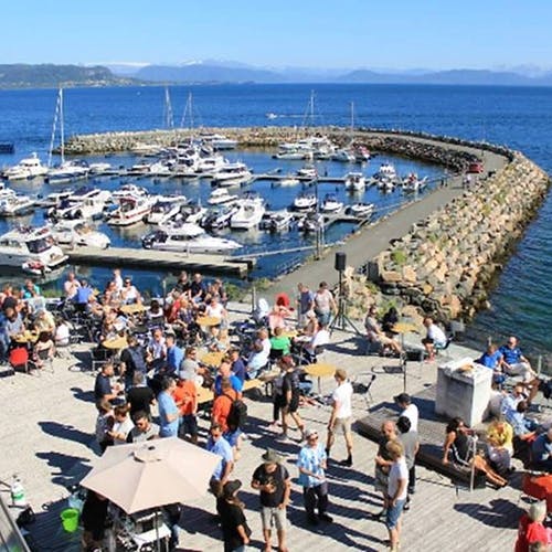 Fjorårets festival gjekk føre seg i strålande vêr - om lag 500 menneske tok turen innom. (Pressefoto)