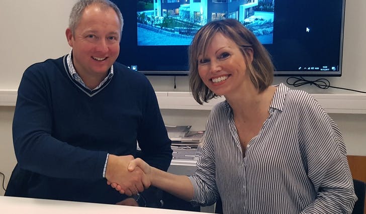 Dagleg leiar Ståle Skaatun i Byggmester Skaatun og dagleg leiar Åse Kristin Foss i Urbanhus Kjededrift signerte måndag forhandlaravtale (pressefoto)