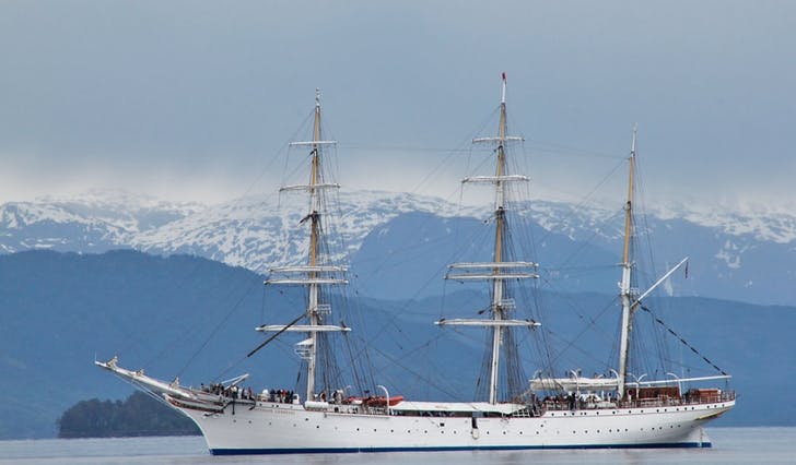 Statsraad Lehmkuhl, her på Bjørnefjorden, deltek i Tall Ships Race med fleire osingar som mannskap (foto: Andris Hamre)