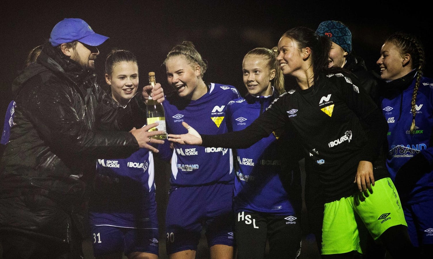 Anne når ho tar imot sprudlevatnt frå Morten Døsen etter siger i KM-finale i 2018. (Foto: Wim Hetland)