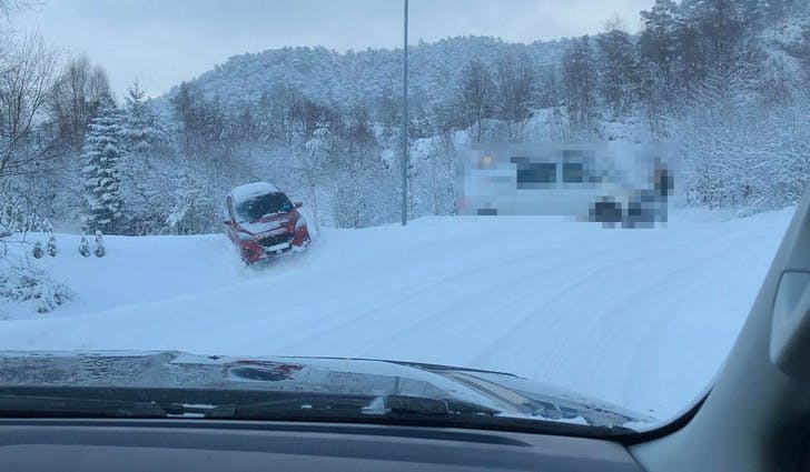 Bilen skulle inn Skipavika, men svingte av for tidleg. (Foto: tips@midtsiden.no)