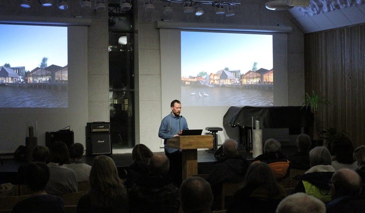 Audun Hammersland frå Asplan Viak presenterte moglegheitsstudien på folkemøtet (foto: Andris Hamre)