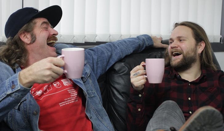Olav Skorpen og Eirik Søfteland kan leika seg med instrument på timesvis. Men dei har alltid tid til kaffi og har så langt hår at dei fint kan drikka av rosa koppar. (Foto: Kjetil Vasby Bruarøy)