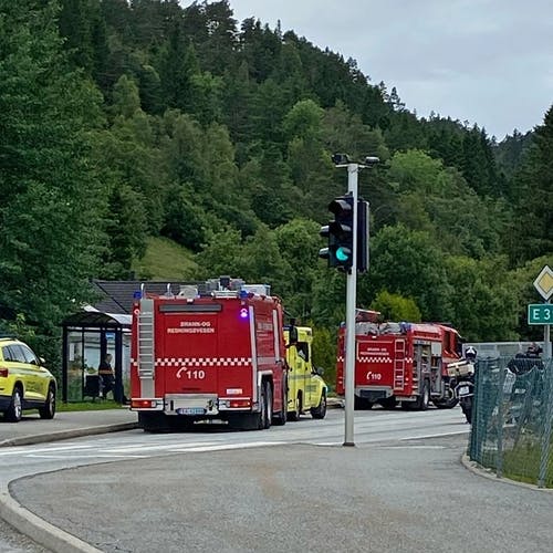 Ambulanse og brannvesen på staden. (Lesarbilde, tips@midtsiden.no)