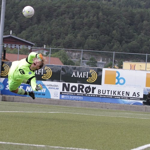Fyllingsdalen-keeperen slo til corner. (Foto: Kjetil Vasby Bruarøy)