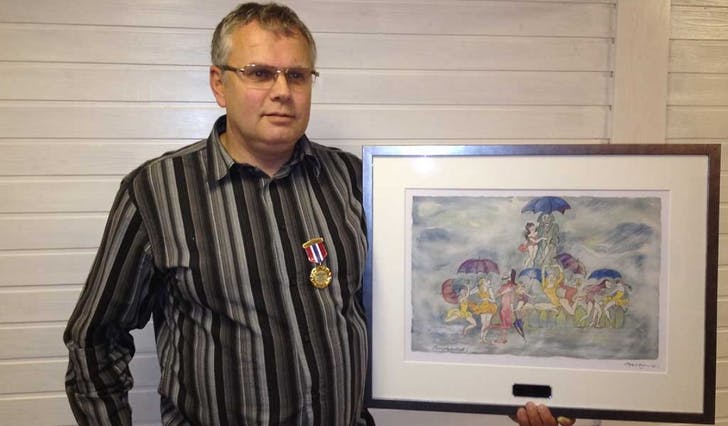 Erling Andersen fekk ein plakett av Helland då han blei kåra til æresmedlem i STIL søndag 25. mars. (Privat foto)