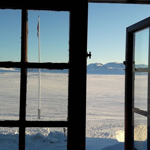 Utsikt fra rommet på DNT-hytte Sandhaug på Hardangervidda. (Foto: Ingrid Netland)