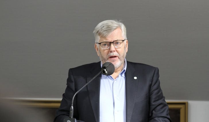 Terje Sperrevik i kommunestyret, her då kommunedirektøren i oktober la fram sitt budsjettforslag. (Foto: Kjetil Vasby Bruarøy)