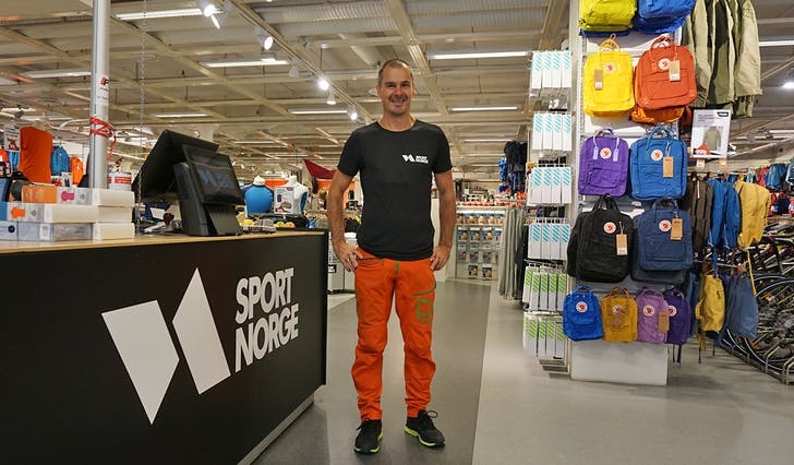 – Fagkunnskap og lokalt eigarskap gir store fortrinn, seier butikksjef Lars Petter Grønvigh i 25 år gamle, og heilt nye, Sport Norge Os. (Foto: KVB)