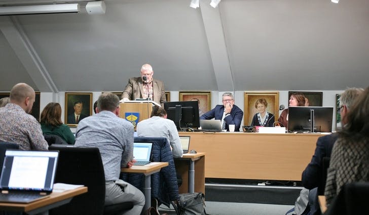 Frå kommunestyremøtet 3. november i fjor, med konstituert varaordførar Harald Lekven på talarstolen. I dag er det val av varaordførar. (Foto: Kjetil Vasby Bruarøy)