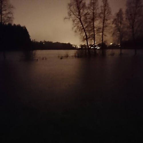 Stien på Tøsdal ligg under vatn. (Foto: Andris Hamre)