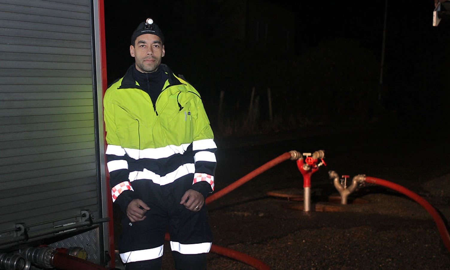 Erik Walden frå Os brannvesen pumpar vatn opp i bustadfeltet på Hjelle.  (Foto: Kjetil Vasby Bruarøy)