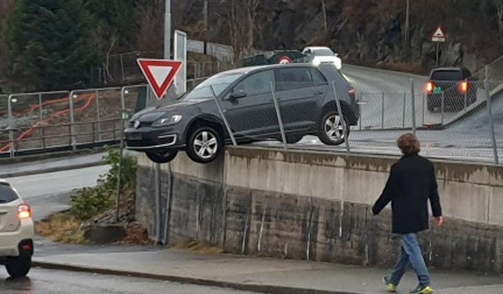 Bilen hamna med framhjula utfor muren, men ingen blei skadd. (Lesarbilde, tips@midtsiden.no)