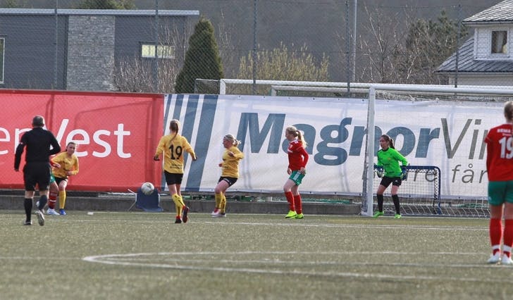 Anne i mål då Os spelte 3-3 mot serievinnar Loddefjord i 3. divisjon i 2019. (Foto: Kjetil Vasby Bruarøy)