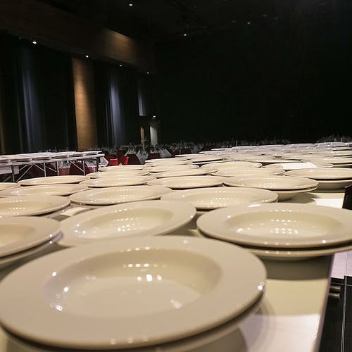 Mykje som vera på plass når ein inviterer 270 menneske på middag. (Foto: KOG)