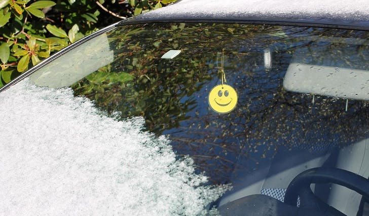 Eit smil i ein snødekt bil i Os sentrum i dag. (Foto: Kjetil Vasby Bruarøy)