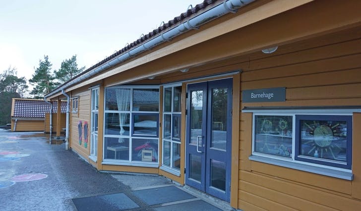 Barnehagen i Strøno blir driven som avdelinga av Skorvane i delar av Strøno barneskule. (Foto: Kjetil Vasby Bruarøy)