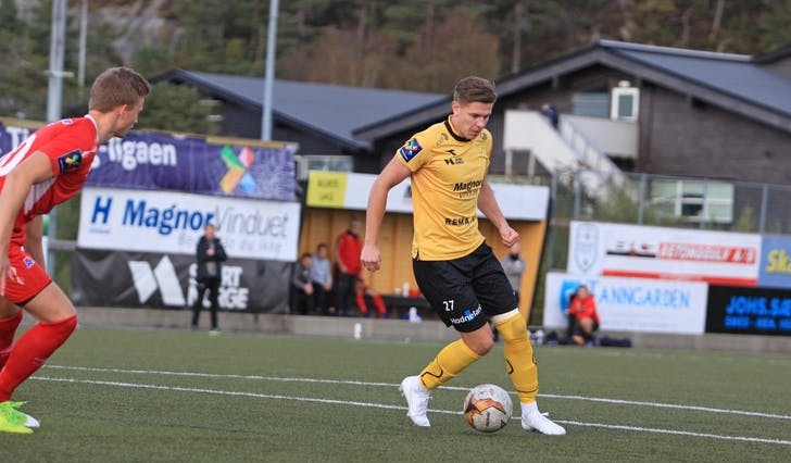 Roger Ekeland var med 15 mål toppskårar for Os i 2019. Her heime mot Fjøra på tampen av sesongen. (Foto: Kjetil Vasby Bruarøy)