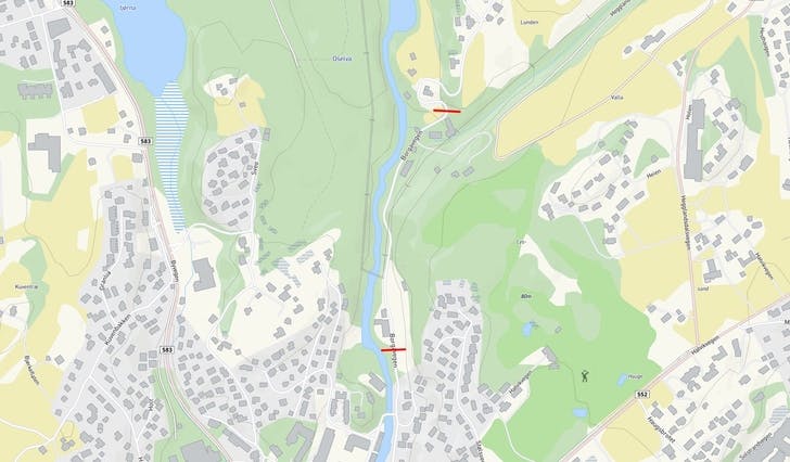 Vegen blir stengt ved dei to raude strekane, men open for fotgjengarar. (Norkart/Kommunekart.com)