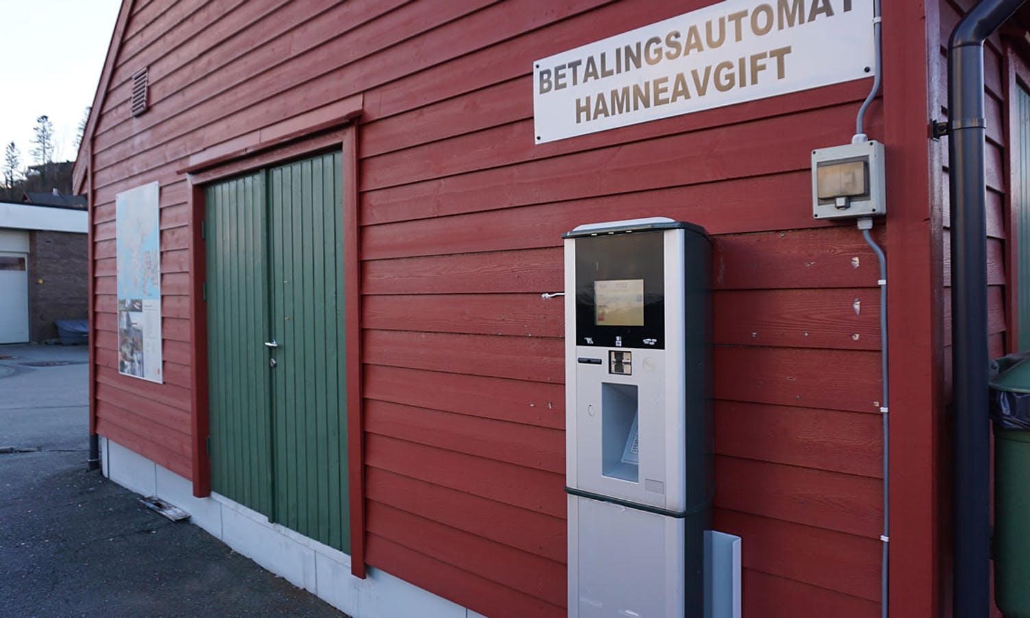 I motsett gavl på same bygg er betalingsautomat for båt og bubil. (Foto: KVB)