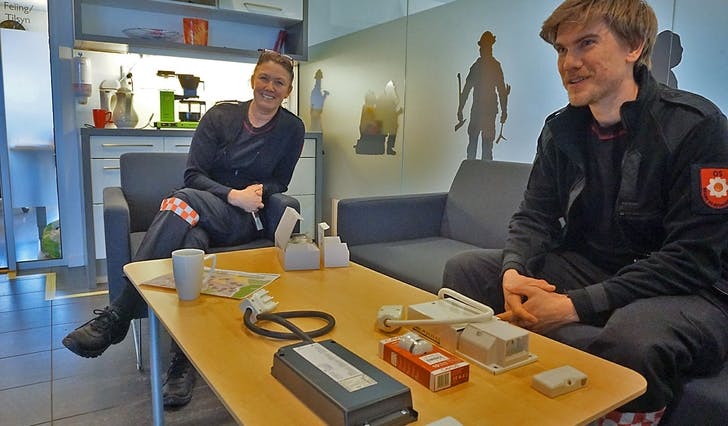 Anne Kjersti Storebø og Martin Østgulen Svendsen fortel at Os brannvesen vil halda fram med fokus på brannsikring for dei eldre. (Foto: Kjetil Osablod Grønvigh)