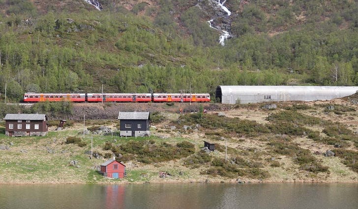 Bergensbanen, her nær Mjølfjell, var hovudkulisse for det som kanskje var tidenes første påskekrim. (Foto: Kjetil Vasby Bruarøy) 