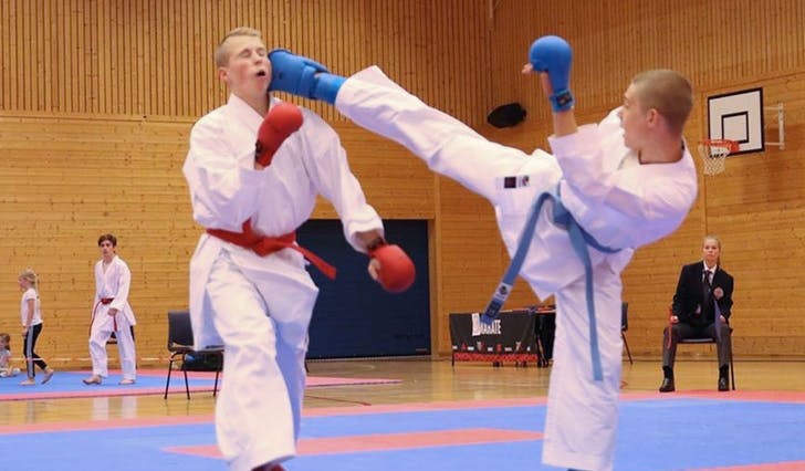 Benjamin Askvik Midtbø (t.h.) i innleiande runde. I finalen møtte han lagkamerat Sondre Kvamsdal. (Foto: Frank Baggen, Os Karateklubb)