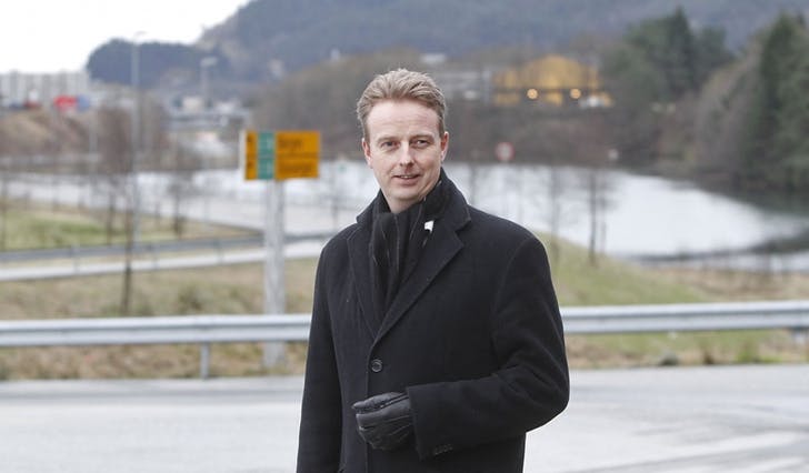 Terje Søviknes ved Svegatjørn, der arbeidet med den nye vegen til Bergen skal starta, anten i år eller neste år. (Foto: Kjetil Vasby Bruarøy)