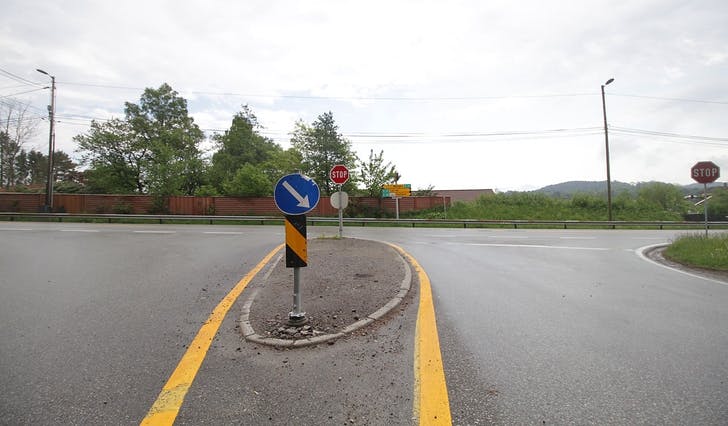 Krysset mellom Halhjemsvegen og Lepsøyvegen er ulykkesutsett. Å ikkje stoppa før du køyrer ut kostar dyrt. (Foto: Kjetil Vasby Bruarøy)