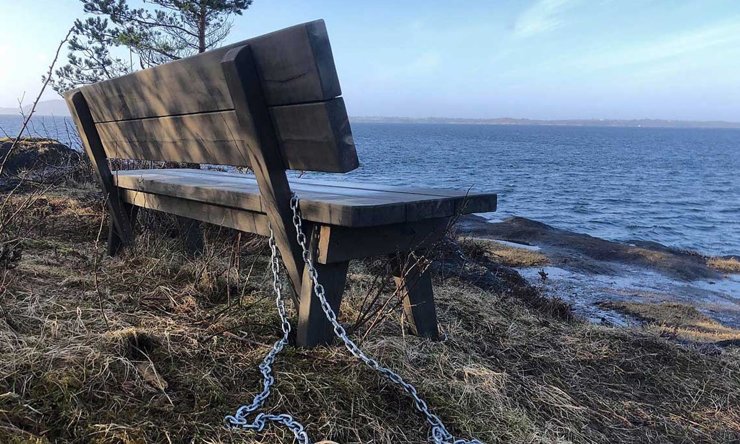 Med ny benk har det blitt betre plass å kvila etter bunkersekspedisjon eller for å nyta utsikta over fjorden. (Foto: KVB)
