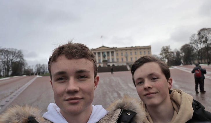 Trikseduoen Jonatan og Marius i Oslo torsdag. (Privat foto)