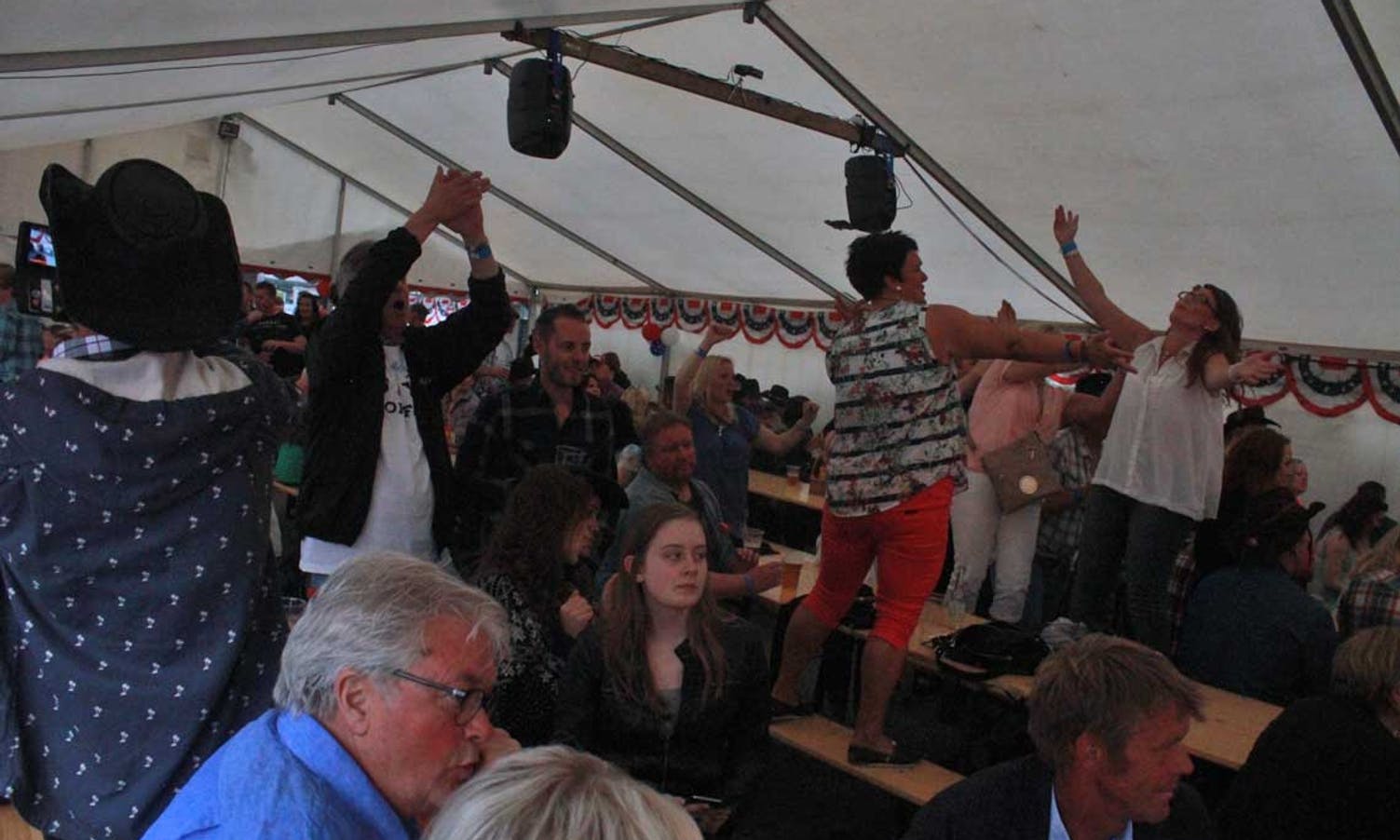 Folk dansa heile kvelden - også på borda. (Foto: Henrik Mjelva)