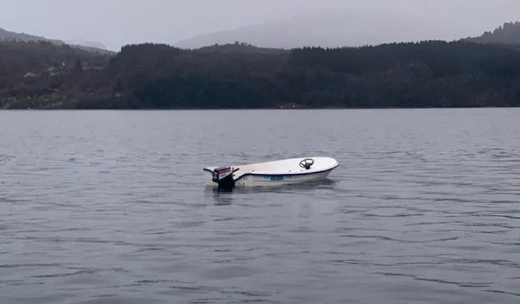 Denne båten blei taua til land frå Samnangerfjorden i går. (Foto: Politiet)