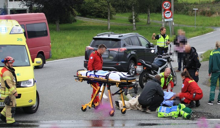 Ulykka skjedde i eller nær krysset mellom Hegglandsdalsvegen og Hatvikvegen. (Foto: KVB)