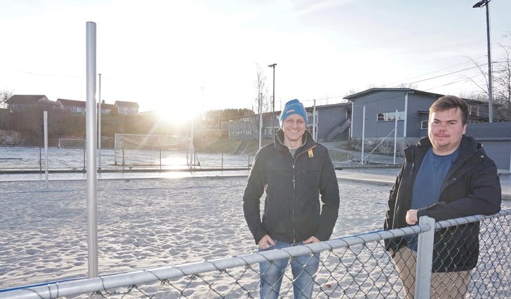 Ivar Bøthun og Tommy Aasen med festivalområdet, fotballbanen, i bakgrunnen. (Foto: Kjetil Vasby Bruarøy)
