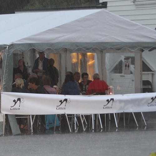 Vått og intimt - sånn såg Catten sitt telt under Osfest ut i fjor. (Foto: Kjetil Vasby Bruarøy)