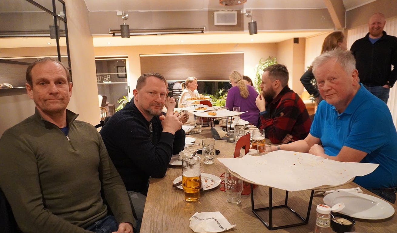 På treff i februar: Oddbjørn Aspenes, Jan Helge Kordts og Rune Nordhus trivst med prat over ein pizza. (Foto: Kjetil Vasby Bruarøy)