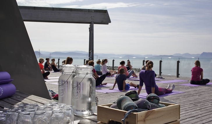 Osdagane starta med yoga på Oseana-terrassen torsdag formiddag. (Foto: Kjetil Vasby Bruarøy)