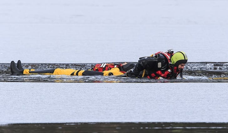 Det knaka godt i isen då Erik Walden gjekk ut for å vera markør i Tøsdalsvatnet. (Foto: Oddmund Lunde)