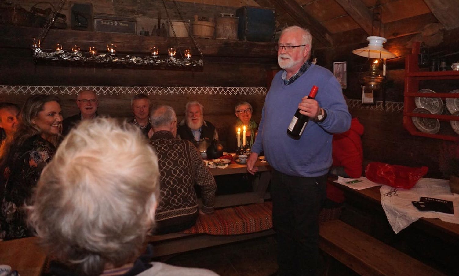 Leiar i Os Sogelag, Øyvind Tøsdal, takka vertsskapen med vin.