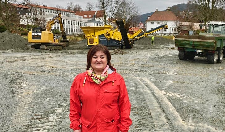 Ordførar, Trine Lindborg, gler seg over at arbeidet på grusplassen endeleg er i gong. (Foto: Ørjan Håland)