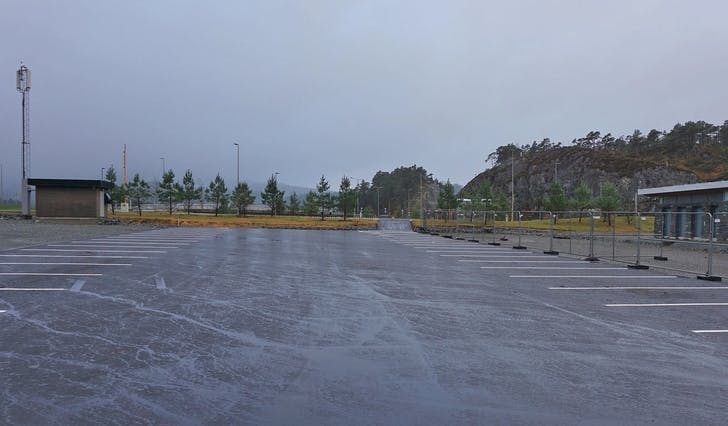 I enden av denne parkeringsplassen vil Esso etablera automatstasjon. Det vil likevel bli ei utviding av mengda parkeringsplassar på staden. (Foto: Kjetil Vasby Bruarøy) 